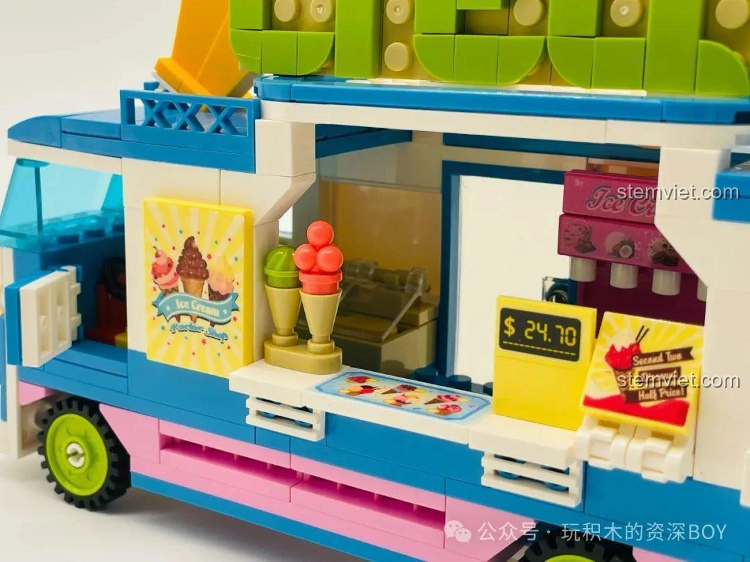 Cận cảnh quầy bán hàng với các chi tiết kem ốc quế, bảng giá và máy làm kem của bộ lắp ghép Xe Kem Đường Phố SEMBO 601300.