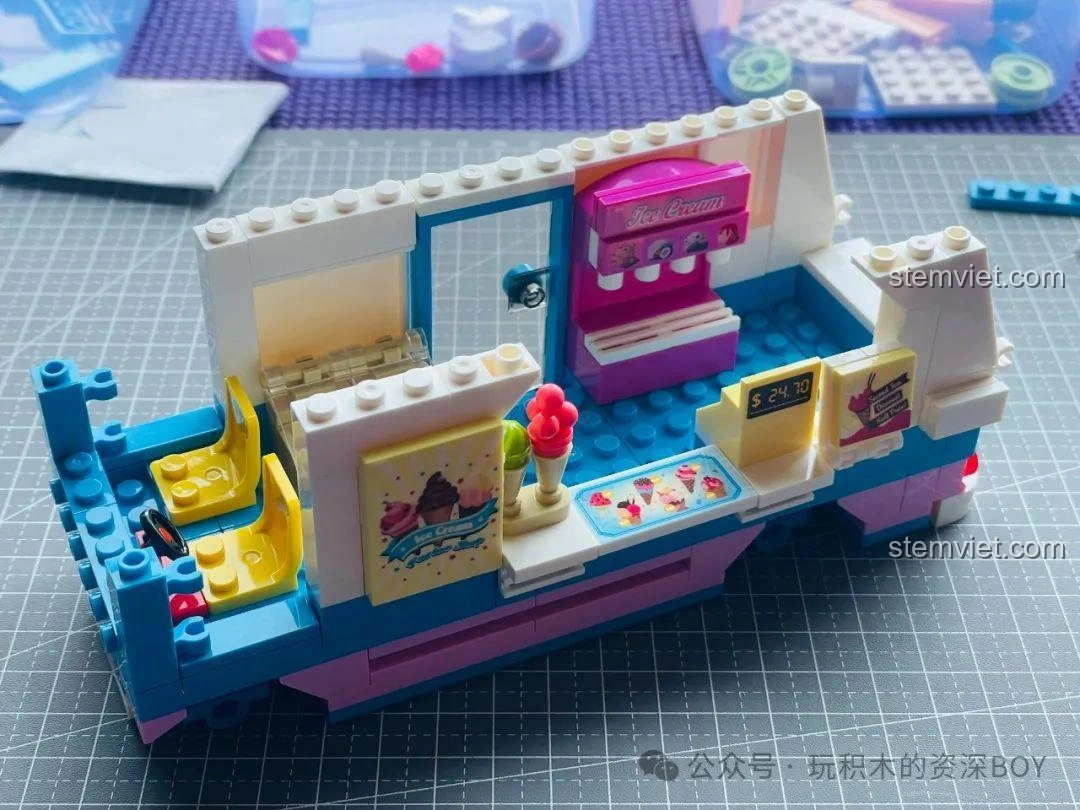Cận cảnh quầy kem với các mẫu kem ốc quế và bảng giá chi tiết trong bộ đồ chơi mô hình Xe Kem Đường Phố SEMBO 601300.