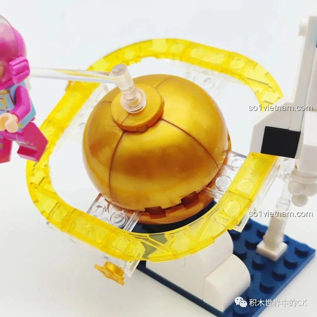 Cận cảnh quỹ đạo vàng lấp lánh và các mảnh ghép trong suốt, tạo nên mô hình Global Walk của bộ đồ chơi WISE BLOCK HA390213.