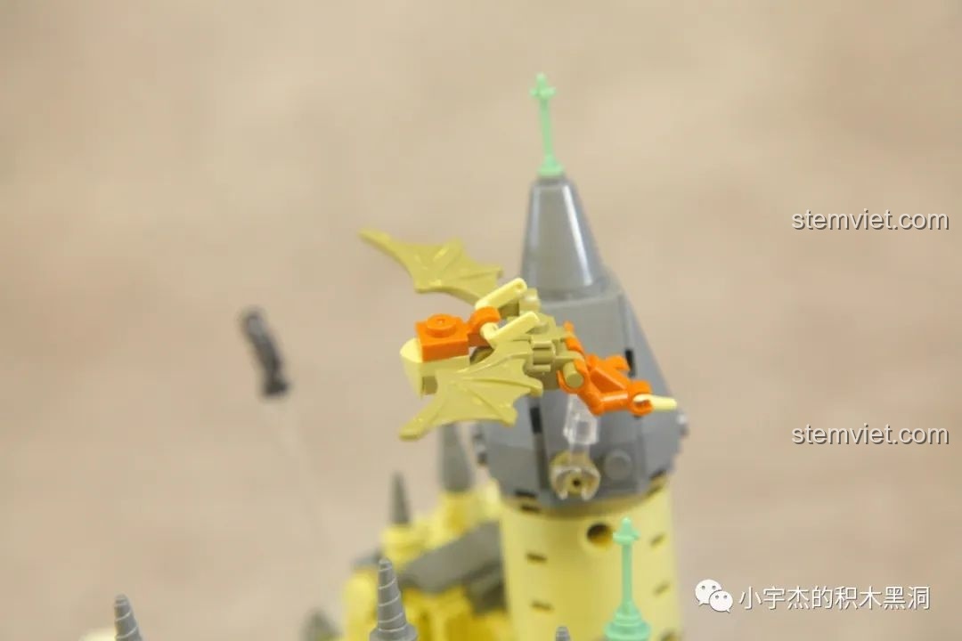 Cận cảnh chi tiết rồng Hungarian Horntail trên đỉnh tháp của mô hình Lâu đài Hogwarts.