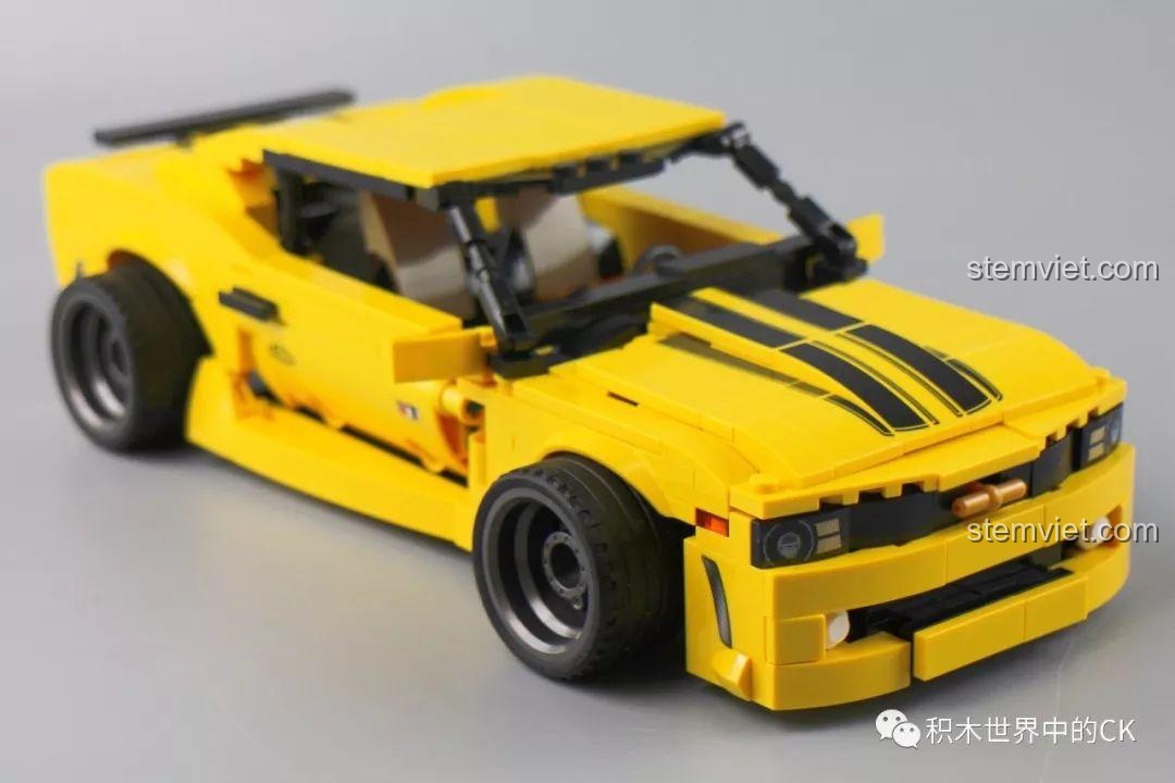 Cận cảnh chi tiết đầu xe của bộ xếp hình Xe Chevrolet Camaro cho bé trên 6 tuổi, logo và đèn pha sắc nét.