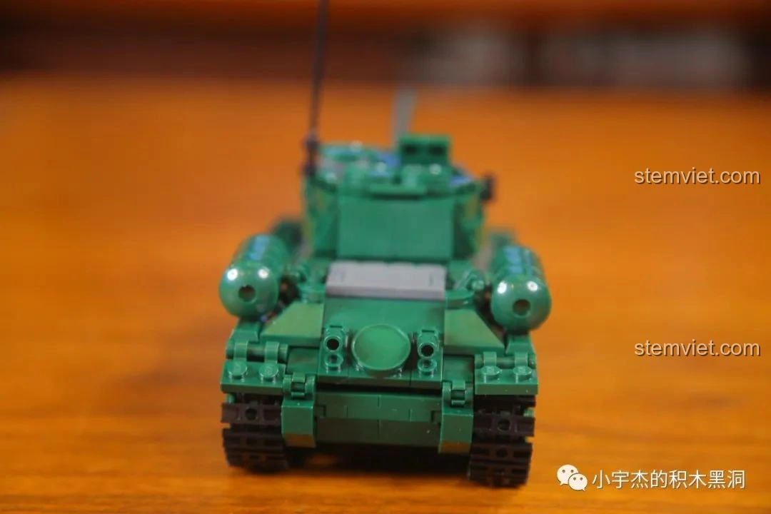 Cận cảnh so sánh hai mô hình xe tăng, chi tiết và tỉ lệ được thể hiện rõ ràng.