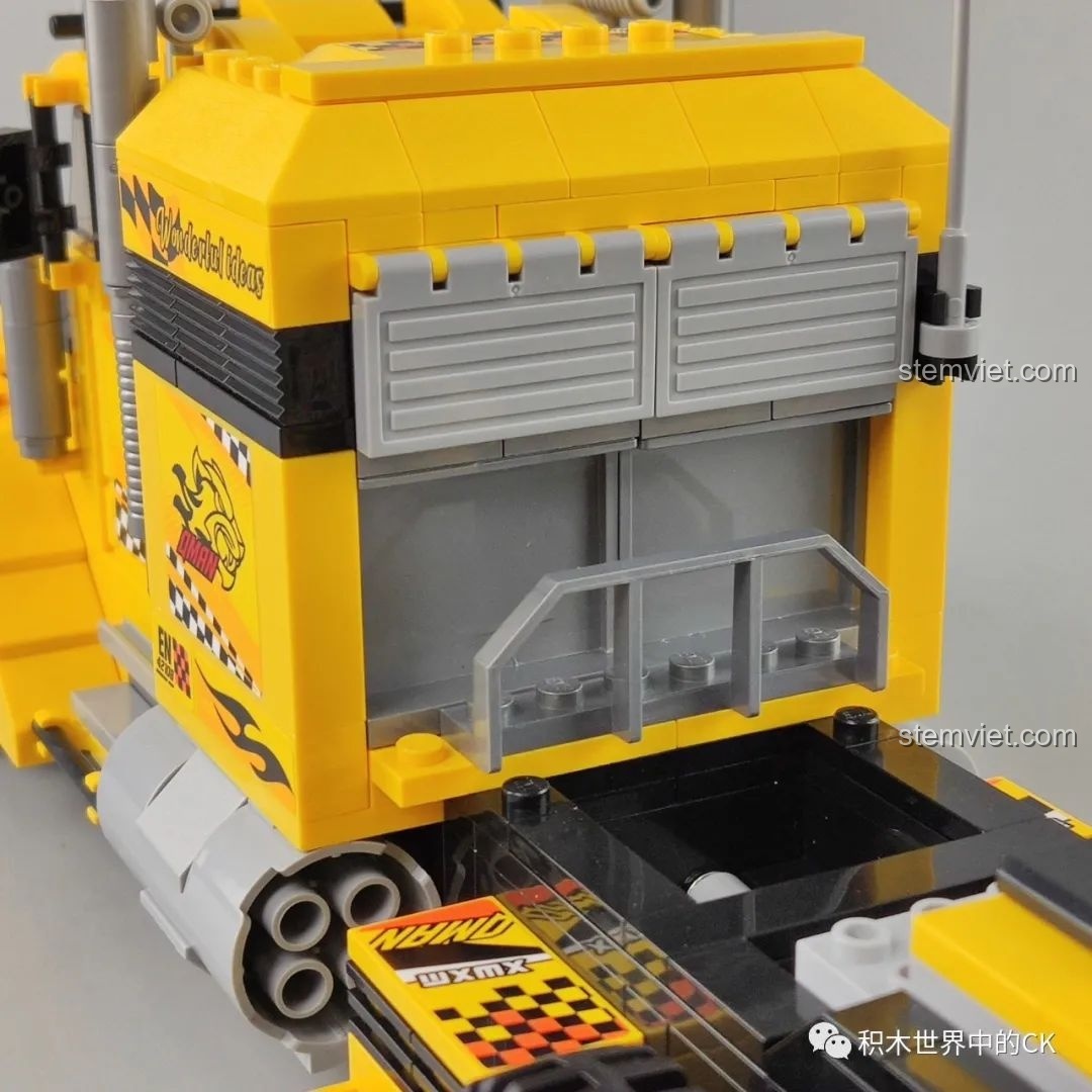 Cận cảnh sticker trang trí bên hông cabin của xe tải QMAN 42108.