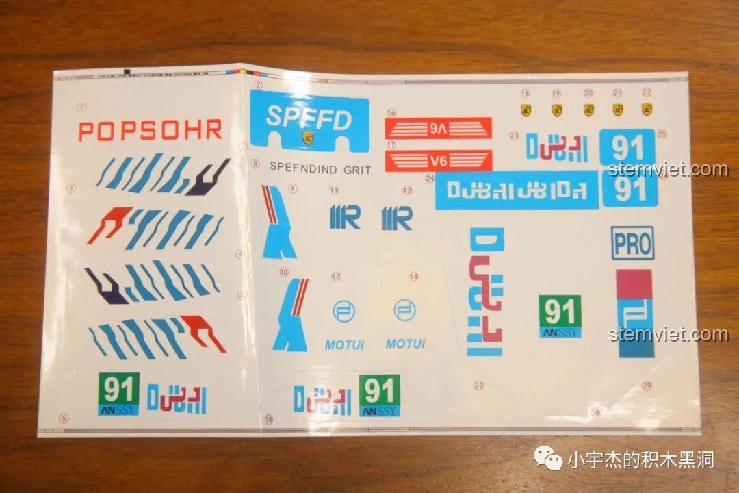 Cận cảnh tờ sticker của KBOX 10214 với nhiều decal trang trí cho xe đua Porsche 911 GT3 RS.