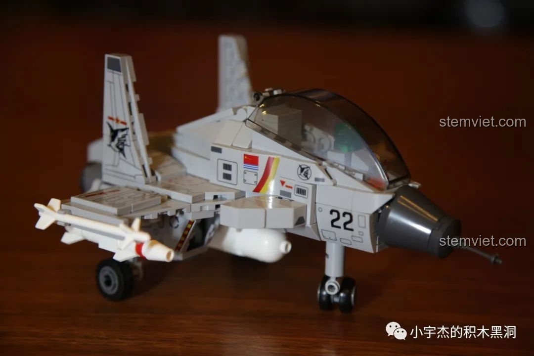 Cận cảnh chi tiết thân máy bay J-15 Chibi với các sticker số hiệu và biểu tượng được dán cẩn thận.