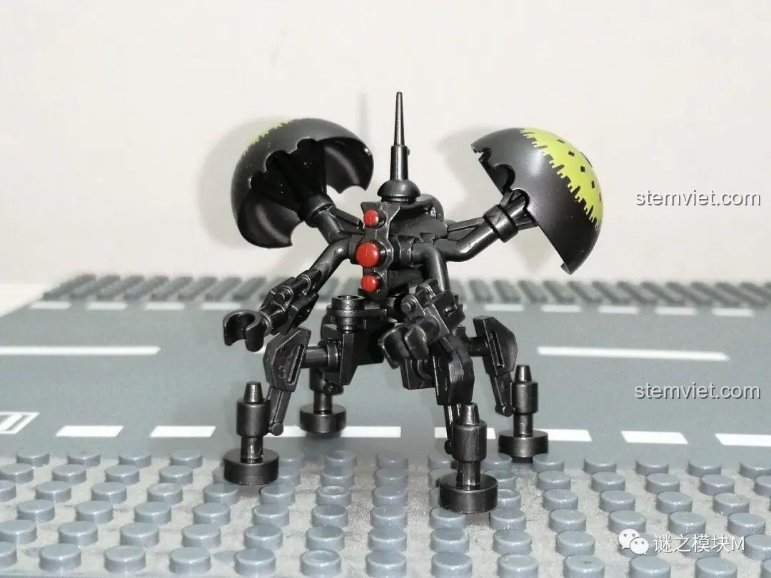 Cận cảnh minifigure Stormtrooper và Sith Trooper khi tháo giáp, thấy biểu tượng ở giữa.