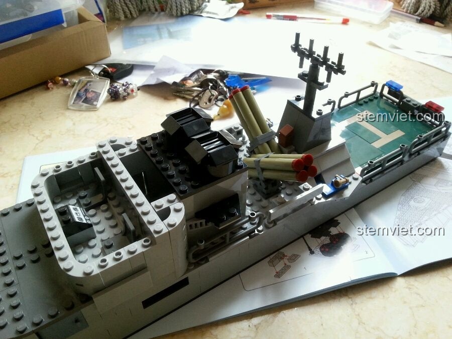 Cận cảnh hệ thống tên lửa và các chi tiết trên boong tàu của bộ lắp ráp GUDI 8026 Tàu Hộ Vệ Tên Lửa, thể hiện độ tỉ mỉ.