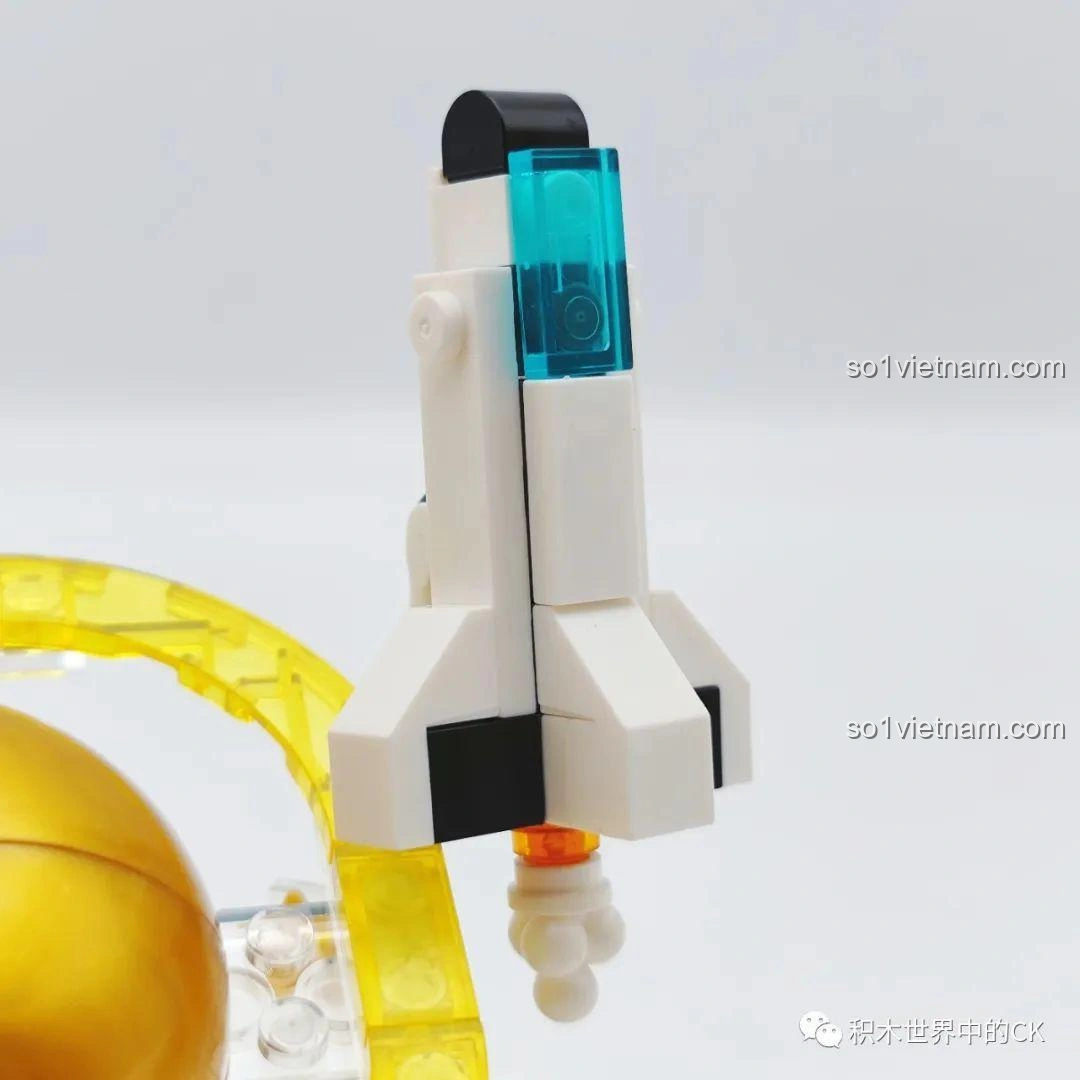 Cận cảnh tên lửa trắng nhỏ với chi tiết màu xanh và đen, một phần của mô hình Global Walk trong bộ đồ chơi WISE BLOCK HA390213.