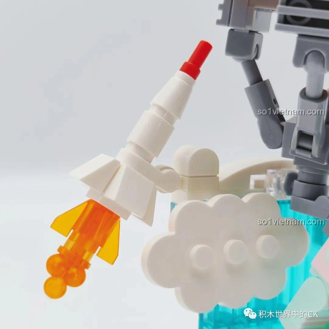 Cận cảnh tên lửa trắng với đuôi lửa màu cam, một phần của mô hình Space Landing trong bộ đồ chơi WISE BLOCK HA390213.