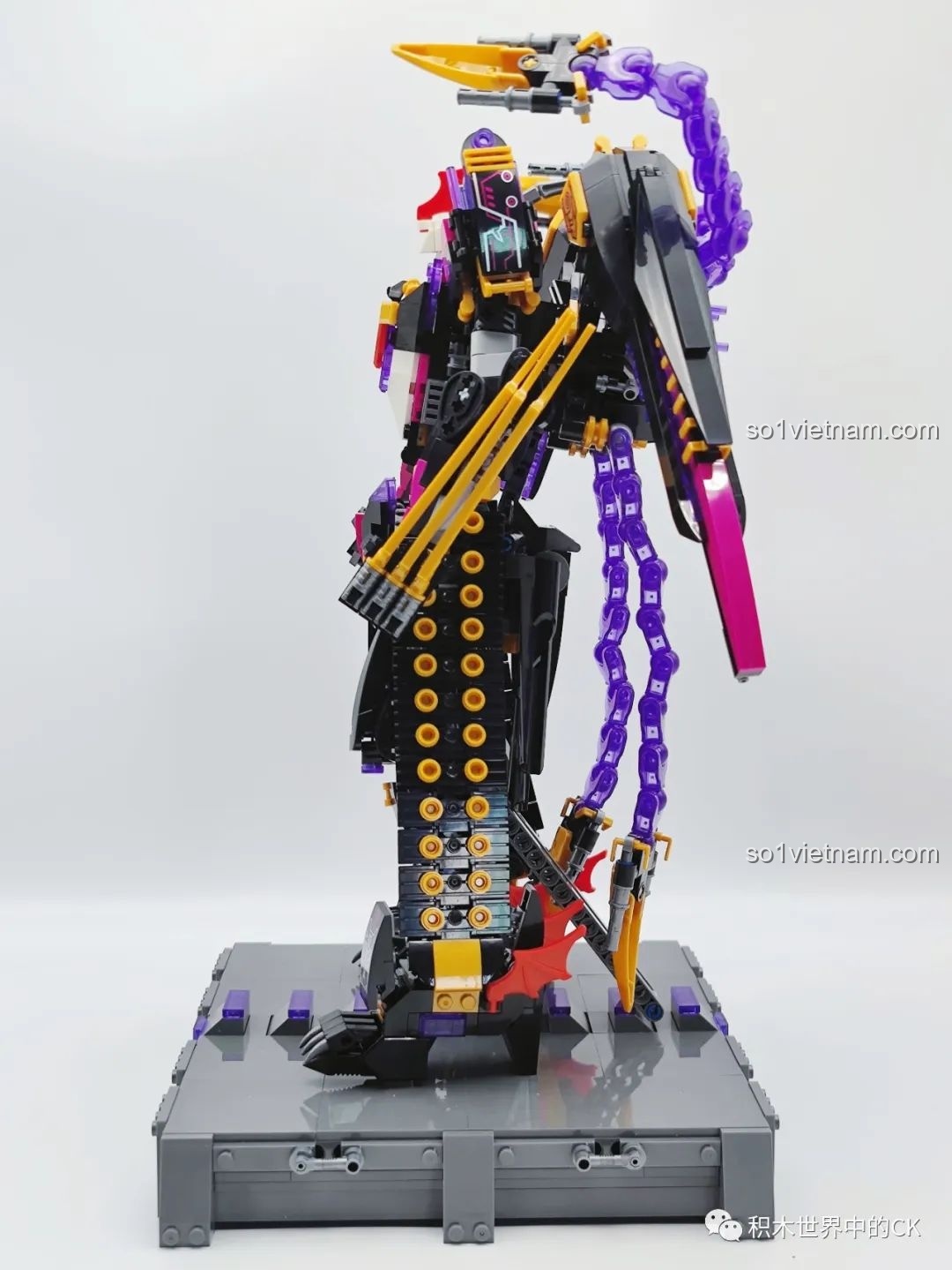 Cận cảnh phần thân và cánh của robot Kỵ Sĩ Tai Ương, các chi tiết màu tím nổi bật trên nền đen, tạo điểm nhấn cho thiết kế.