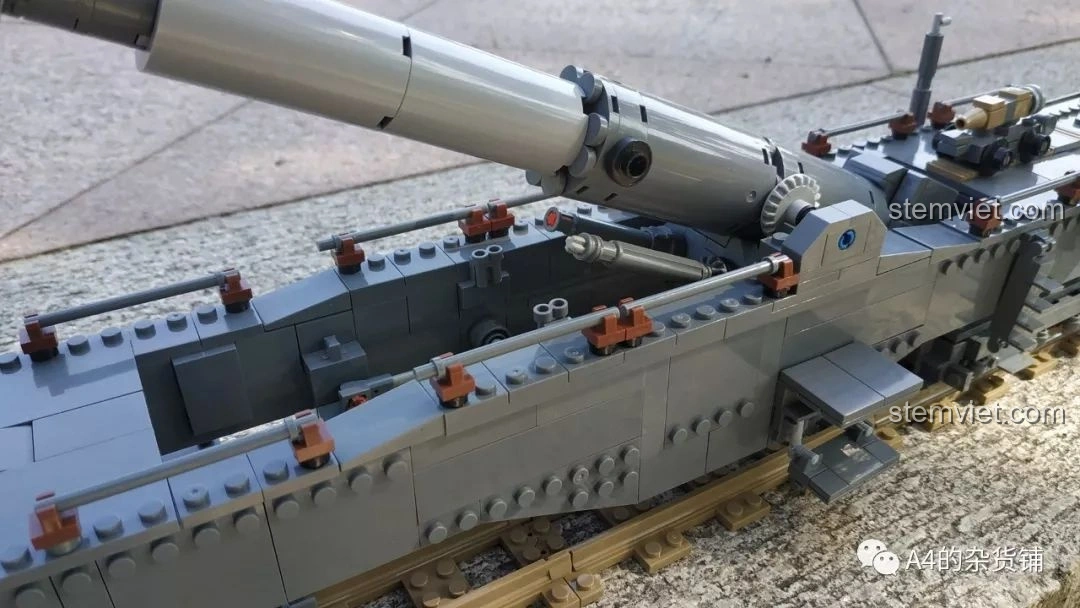 Cận cảnh phần thân và nòng pháo của mô hình KAZI KY10005 Pháo Xe Lửa Dora 800mm Đức, với các chi tiết nhỏ.