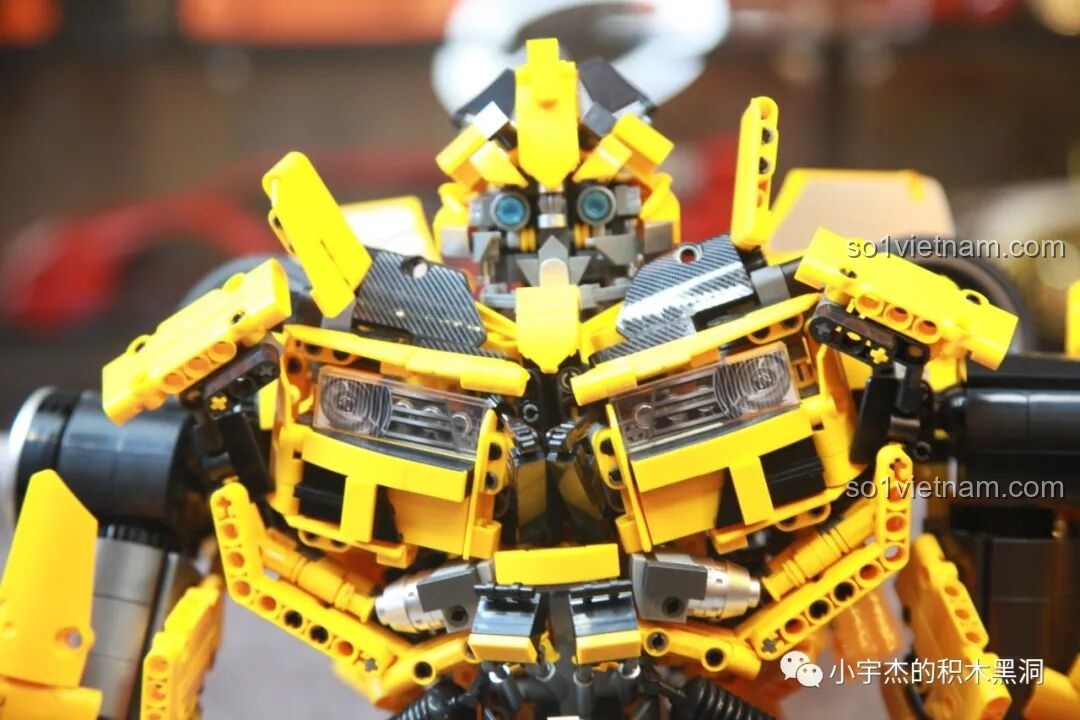 Cận cảnh phần thân trên của mô hình Bumblebee hoàn chỉnh, với các chi tiết đèn pha và giáp ngực được dán sticker.