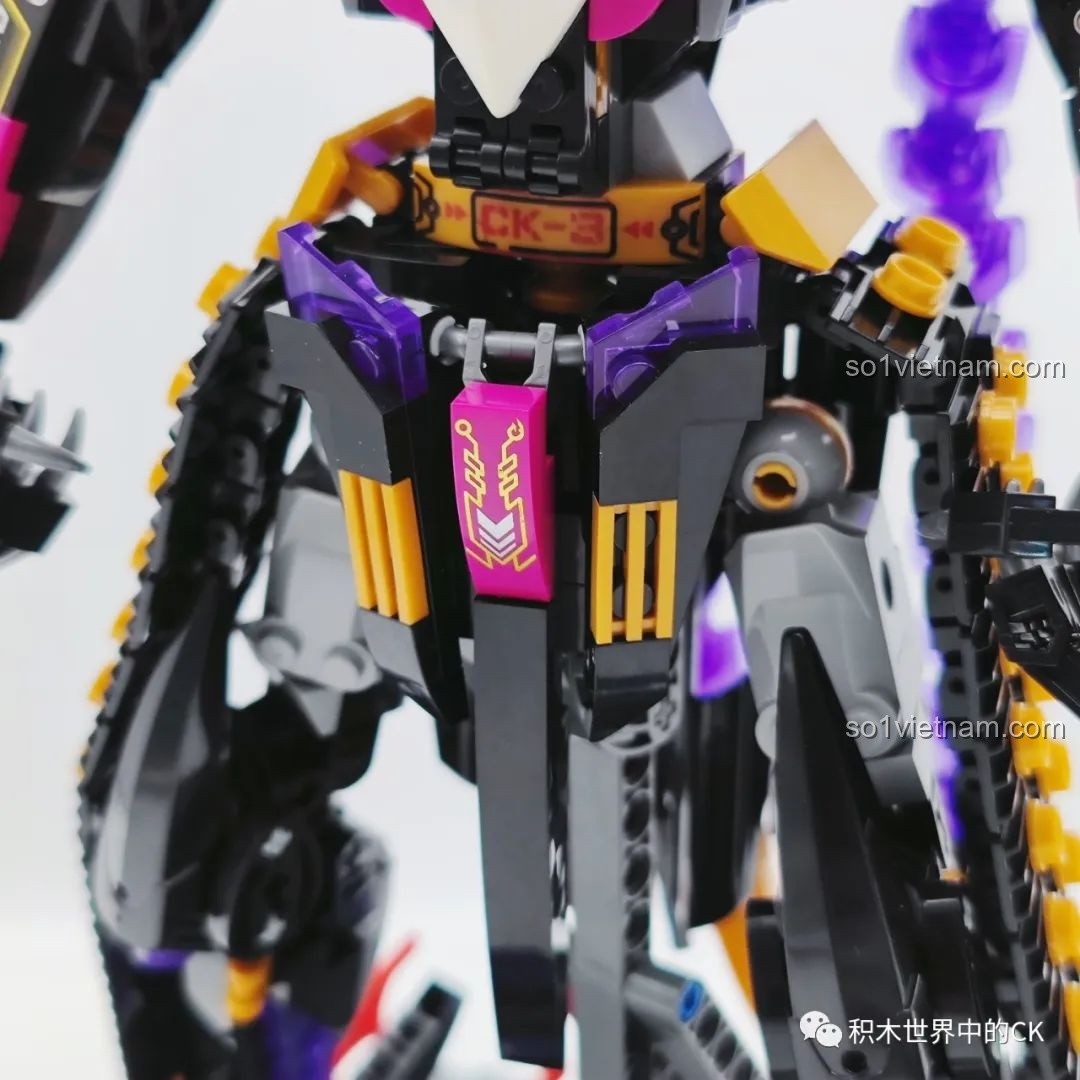 Cận cảnh phần thân trên của robot Kỵ Sĩ Tai Ương, các chi tiết giáp và biểu tượng đặc trưng, thể hiện sự uy nghi của robot.