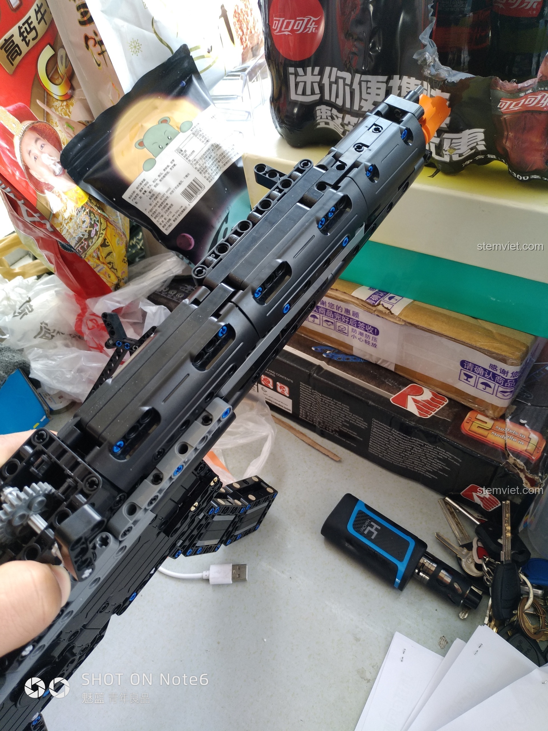 Cận cảnh chi tiết thân trên của mô hình súng MP5 CaDA C81006, từ thước ngắm đến các đường nét trên thân súng.