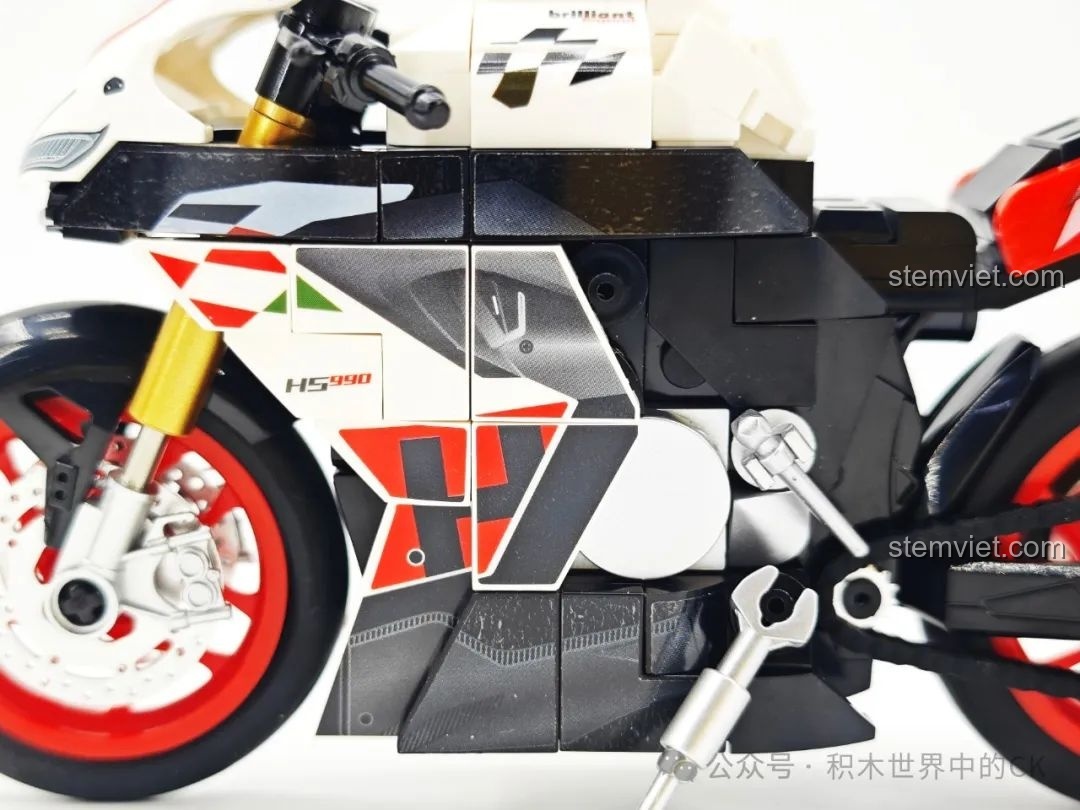 Cận cảnh thân xe của mô hình SEMBO 714553, với các sticker tem đấu tạo nên vẻ ngoài chuyên nghiệp.