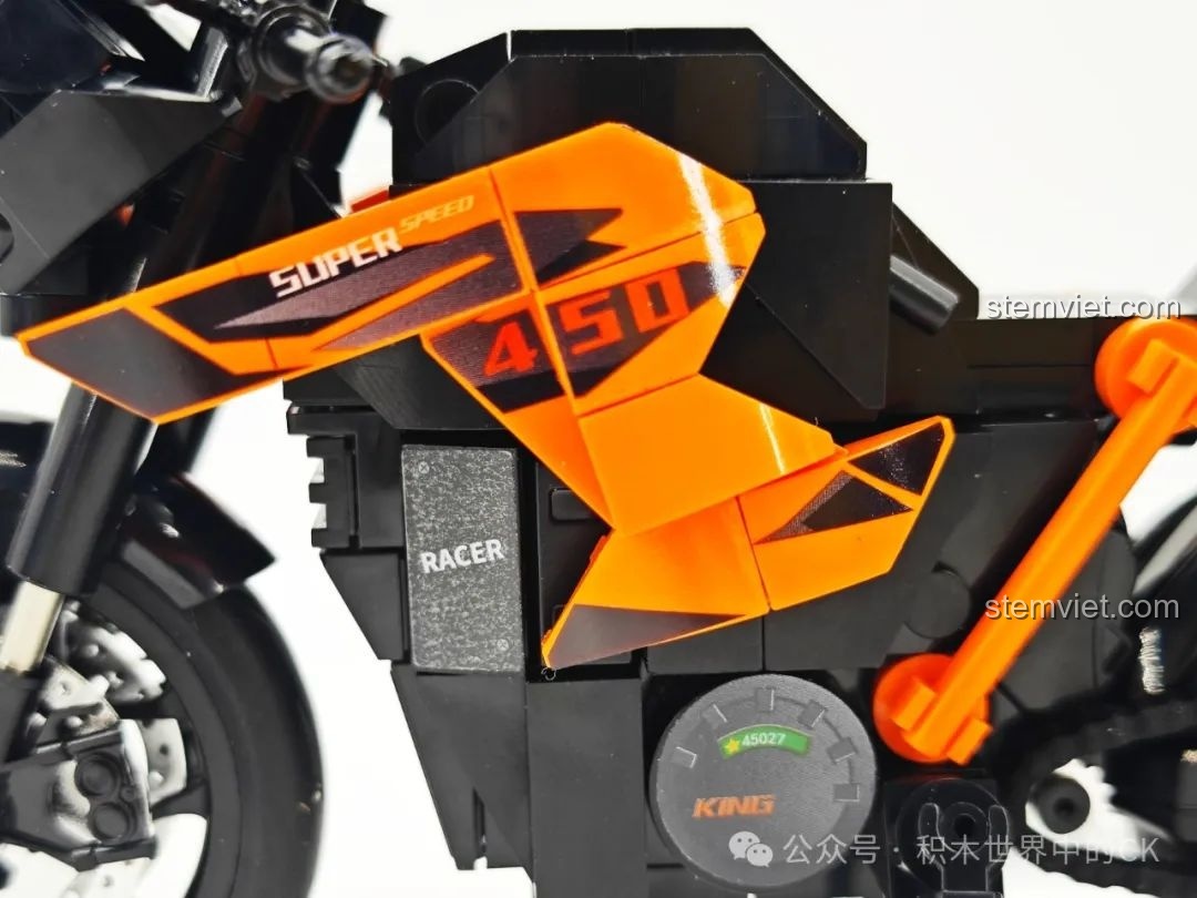 Cận cảnh thân xe của mô hình SEMBO 714555, với các sticker tem đấu tạo nên vẻ ngoài thể thao, năng động.