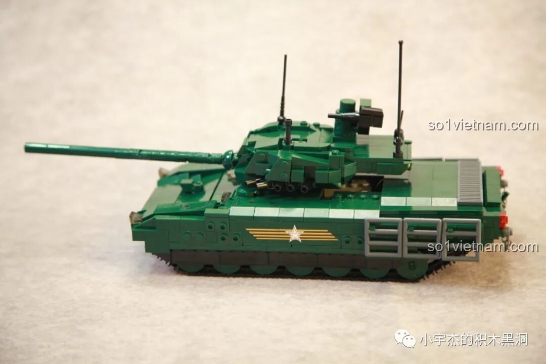 Cận cảnh chi tiết trên tháp pháo của mô hình Sluban M38-B0850, bao gồm anten và các khối giáp.