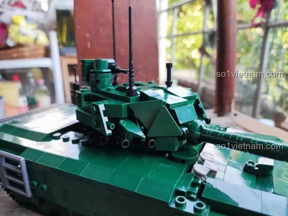 Cận cảnh tháp pháo của xe tăng T-14 Armata, với các chi tiết ăng-ten, súng máy và các khối giáp góc cạnh.