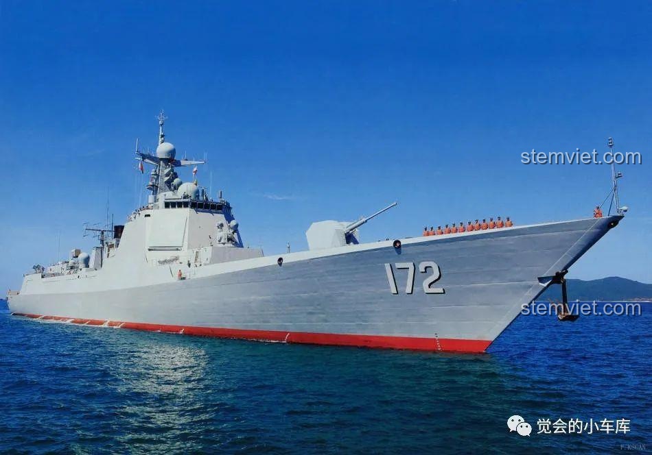 Cận cảnh mạn phải của tàu khu trục Type 052D, cho thấy các chi tiết thiết kế phức tạp sẽ được mô phỏng trong bộ đồ chơi SEMBO 202029.