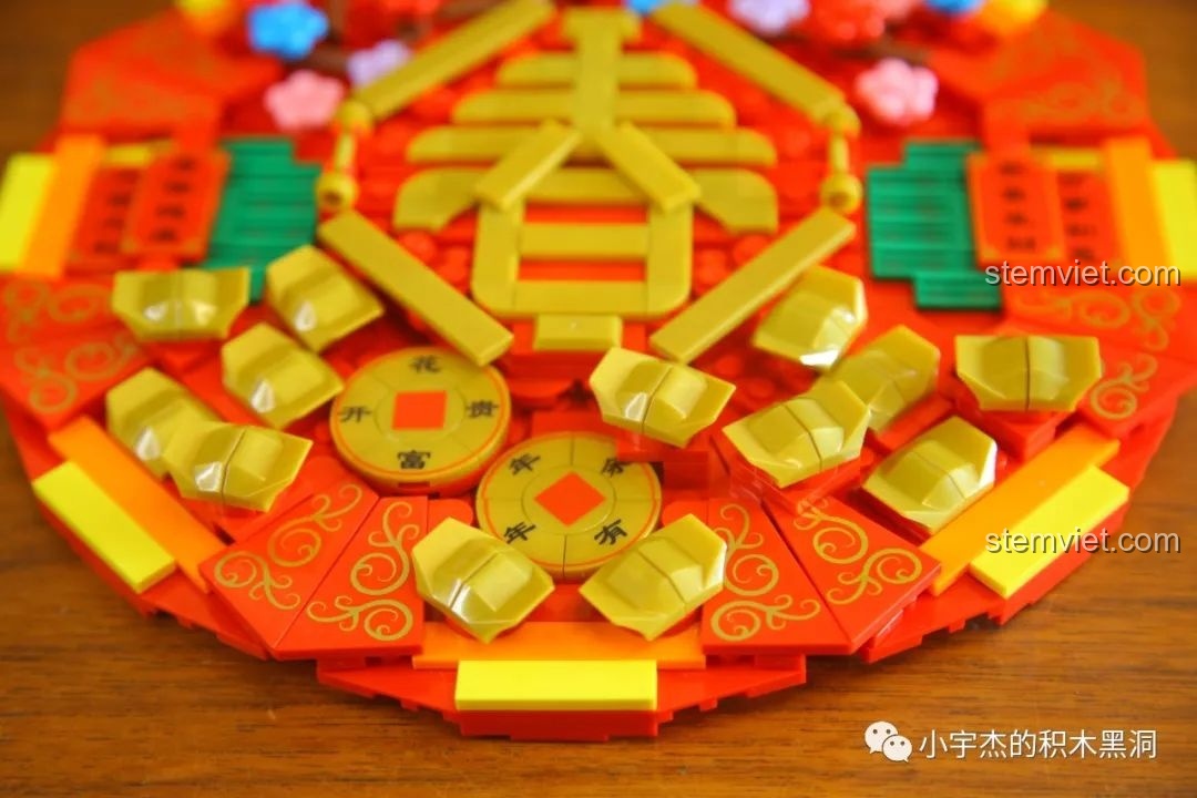 Cận cảnh các chi tiết thỏi vàng và đồng tiền vàng óng được trang trí trên nắp hộp WOMA C.9122.