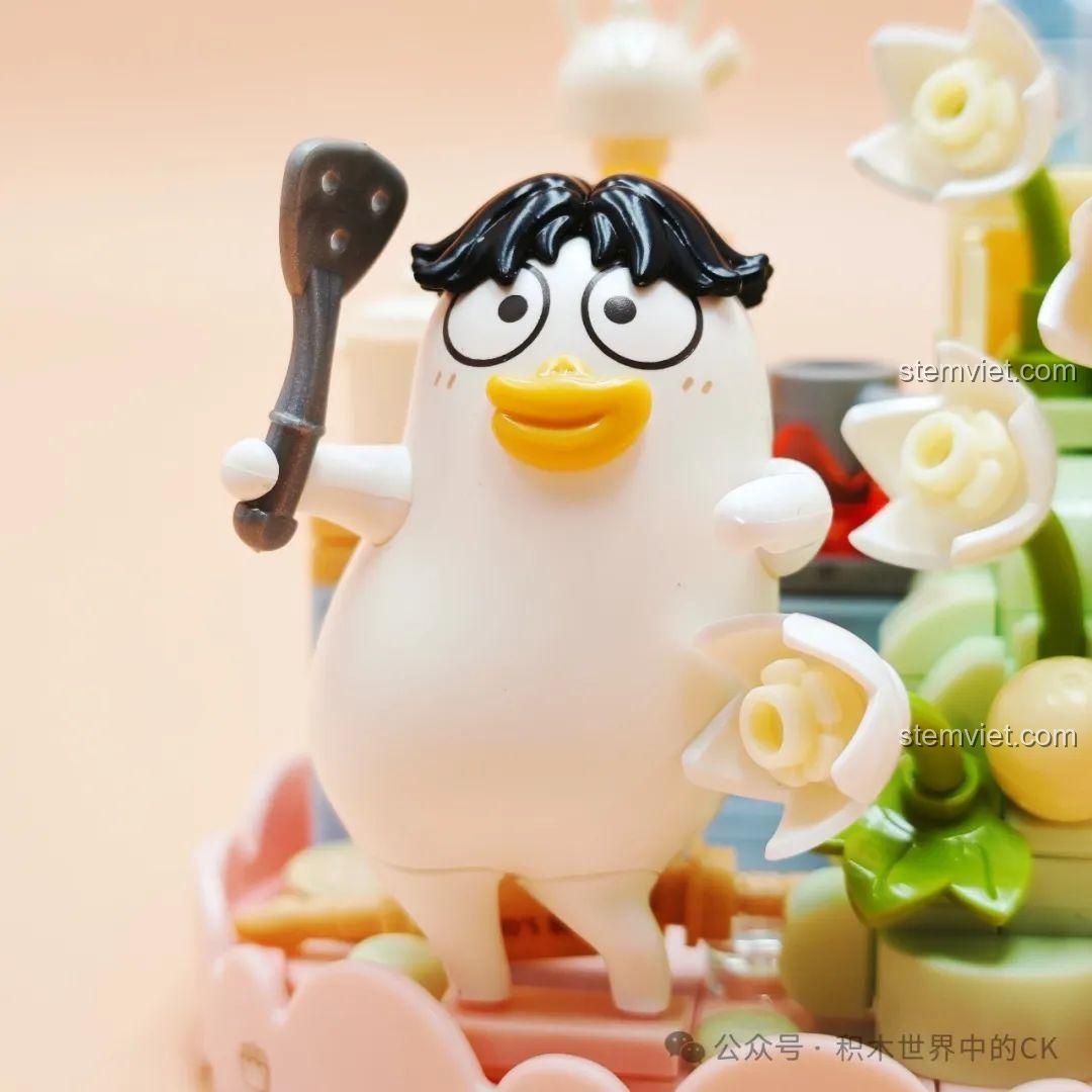 Cận cảnh nhân vật Tiểu Lưu Vịt đầu bếp trong bộ SEMBO 612025, với mái tóc độc đáo và biểu cảm tự tin.