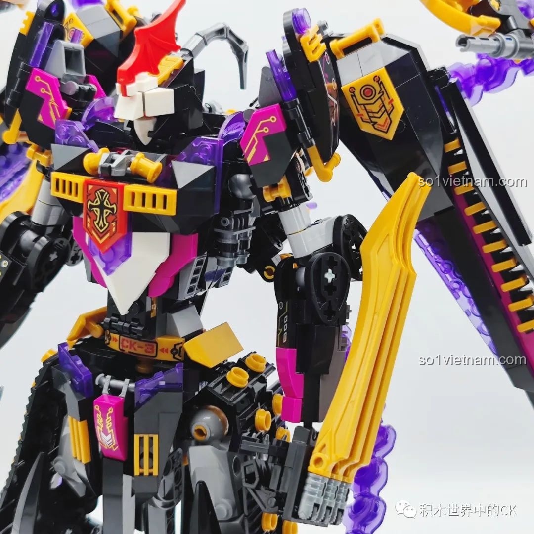 Cận cảnh phần vai và cánh của robot Kỵ Sĩ Tai Ương, vũ khí lưỡi kiếm vàng sắc bén, thể hiện sức mạnh tấn công của robot.