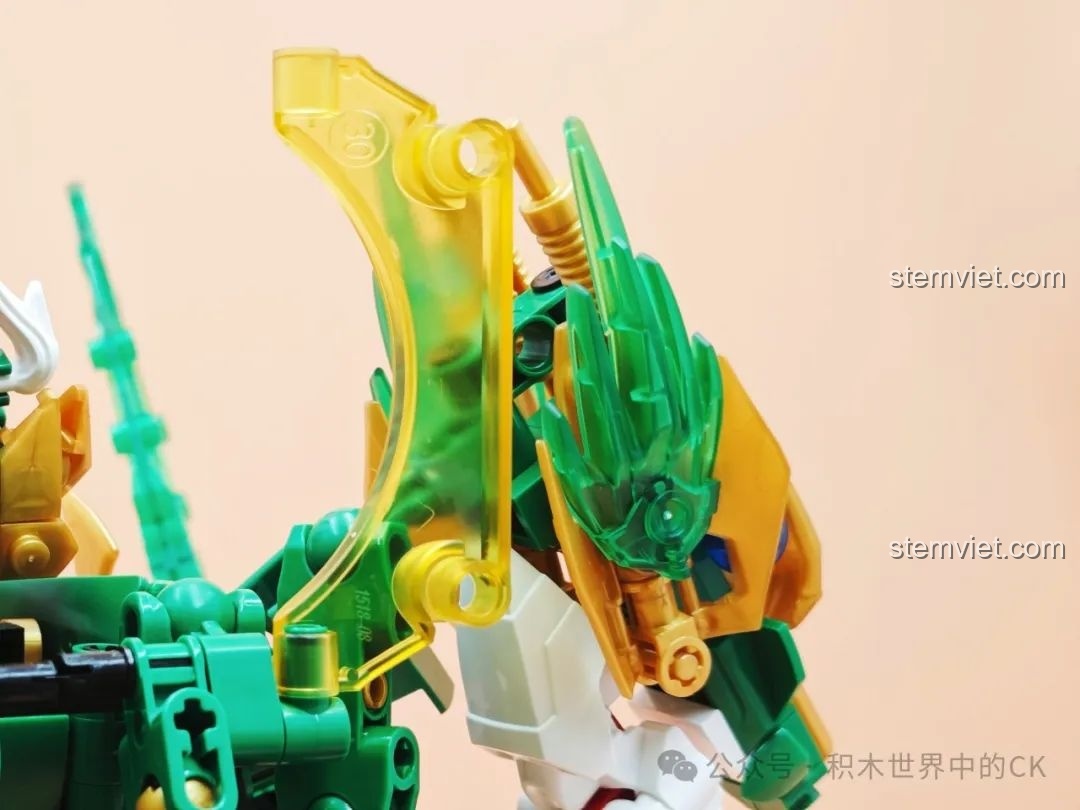 Góc nhìn cận cảnh chi tiết vai và lưng của Azure Dragon Mech, thể hiện chất lượng của các mảnh ghép.