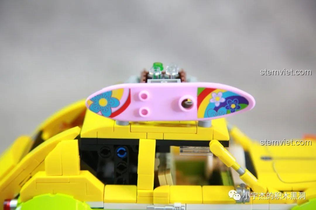 Cận cảnh chi tiết ván lướt sóng được in họa tiết đẹp mắt trên nóc xe. Cảm nhận SEMBO 701962.