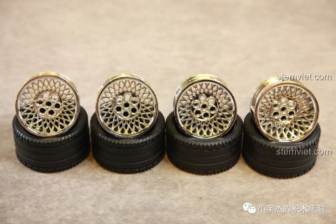 Cận cảnh chi tiết vành xe mạ chrome của bộ lắp ráp Mô hình xe Volkswagen T1, thể hiện sự tinh xảo trong thiết kế.