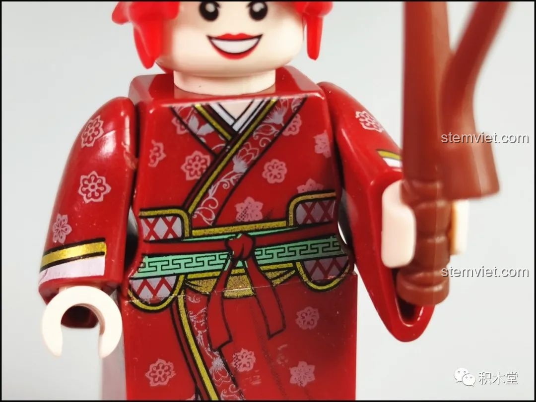 Cận cảnh phần thân của minifigure Tôn Thượng Hương DECOOL 2030C, với họa tiết váy và thắt lưng được in chi tiết.