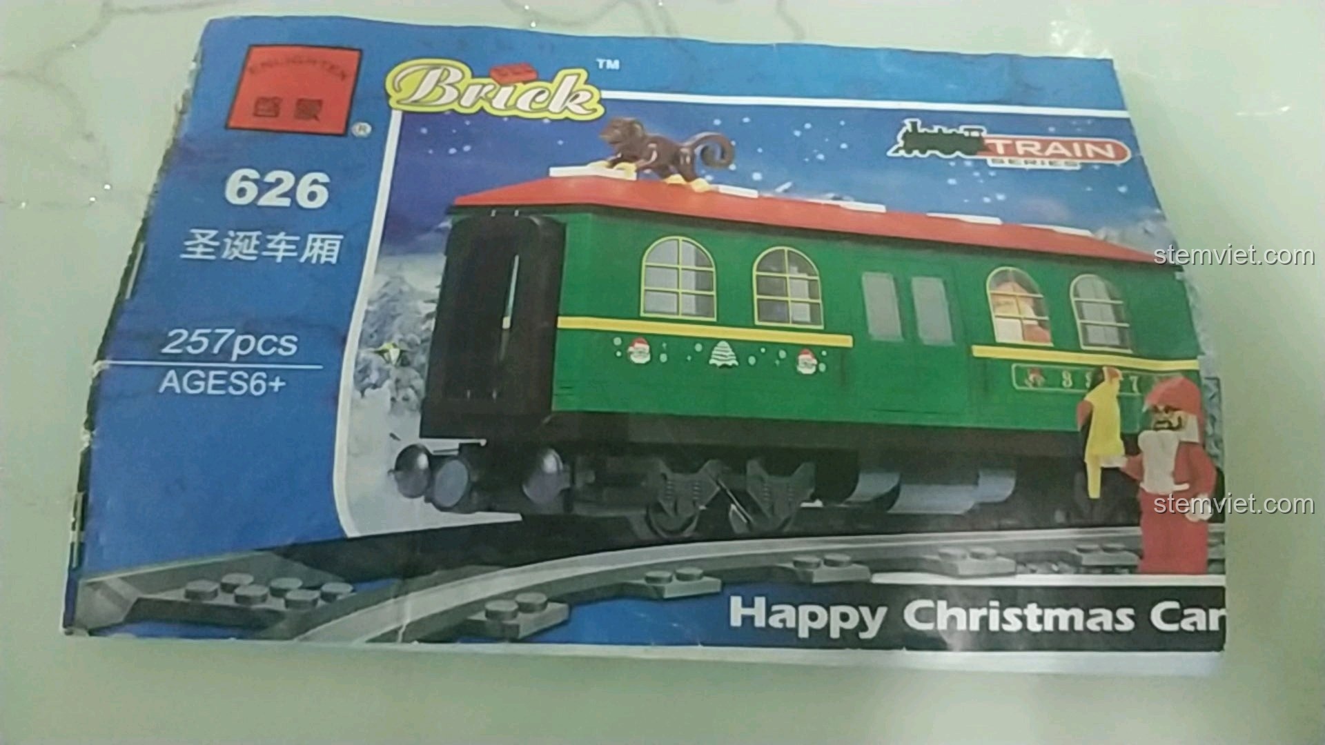 Cận cảnh vỏ hộp bộ đồ chơi Enlighten 626 Toa tàu Giáng Sinh với hình ảnh toa tàu màu xanh lá.