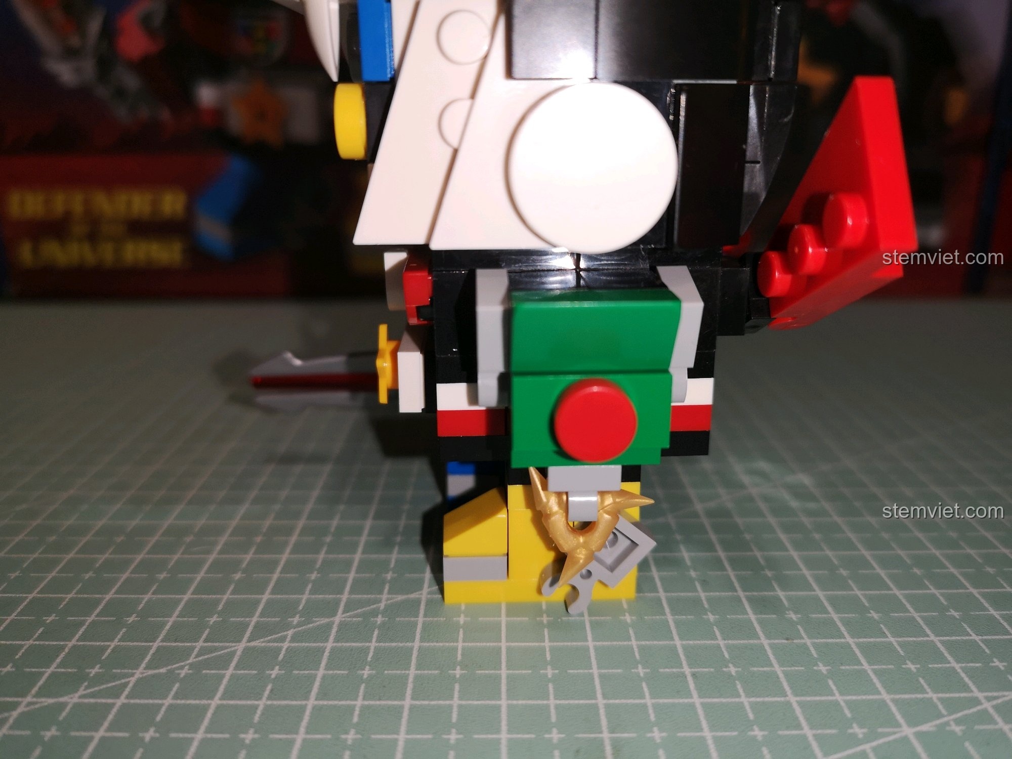 Cận cảnh cánh tay Xanh lá của Voltron và vũ khí đi kèm.