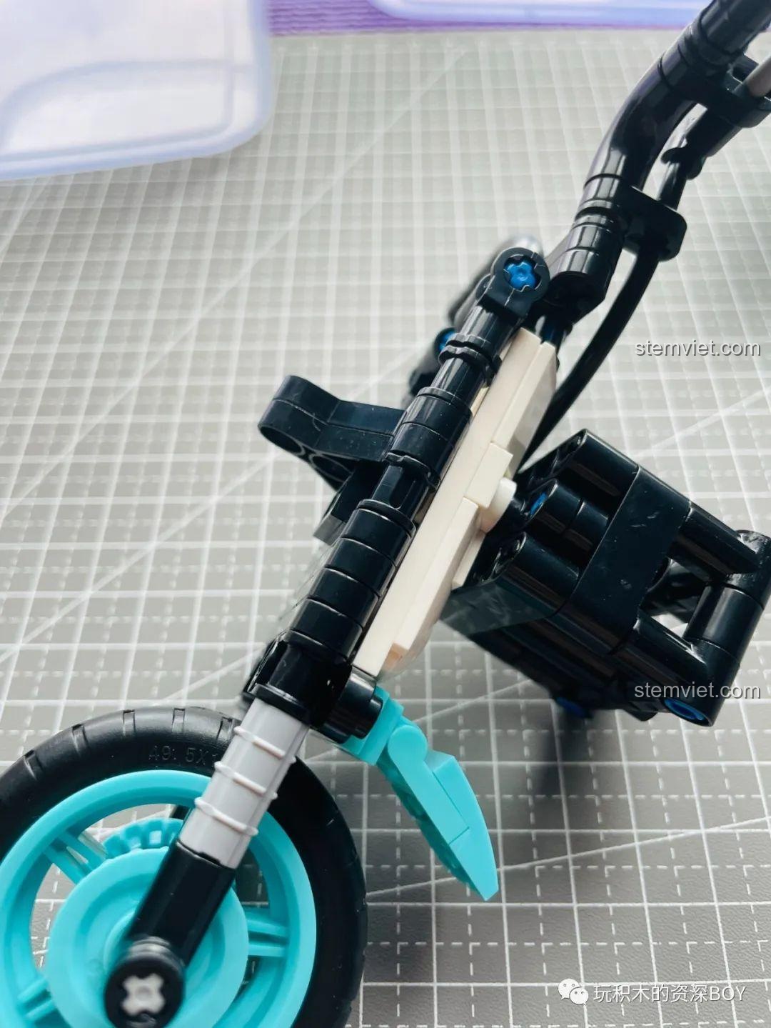 Cận cảnh mô hình xe điện ZHEGAO QL1266 và hộp, thể hiện sự chi tiết của mô hình.