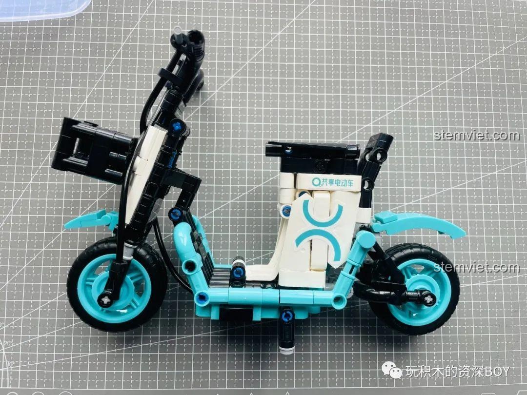 Cận cảnh mô hình xe điện ZHEGAO QL1267 và hộp, thể hiện sự chi tiết của mô hình.