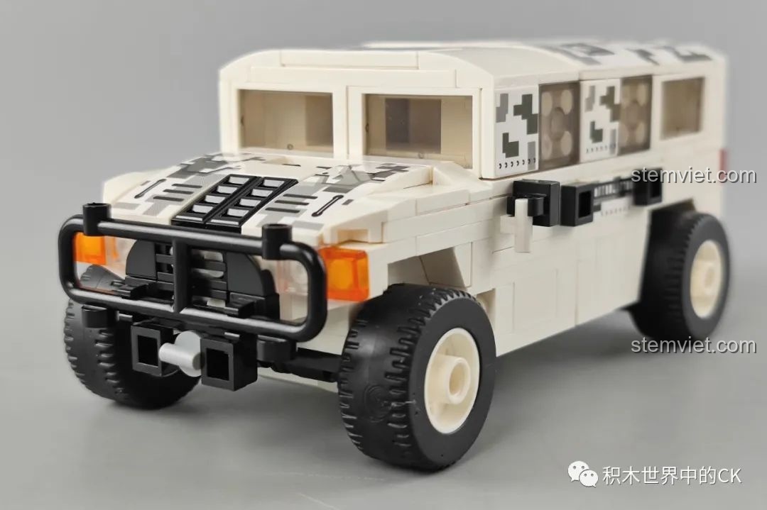 Cận cảnh mô hình Xe quân sự Dongfeng Warrior QL0175 hoàn chỉnh với thiết kế hầm hố, chi tiết.