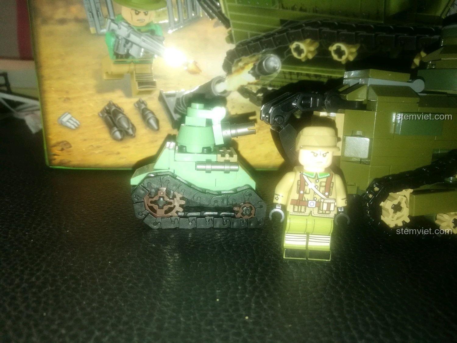 Cận cảnh phiên bản xe tăng Renault FT-17 mini siêu nhỏ và đáng yêu bên cạnh mô hình 101269.