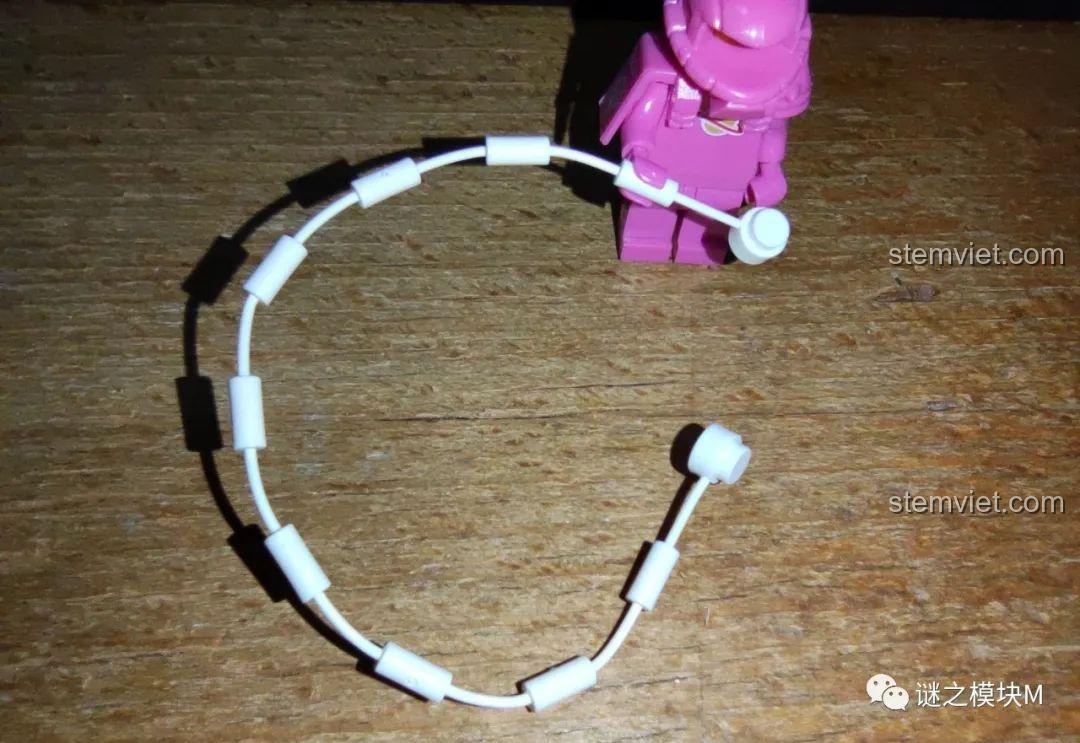 Cận cảnh minifigure Zombie Captain America trong bộ WM6132, cầm khiên.