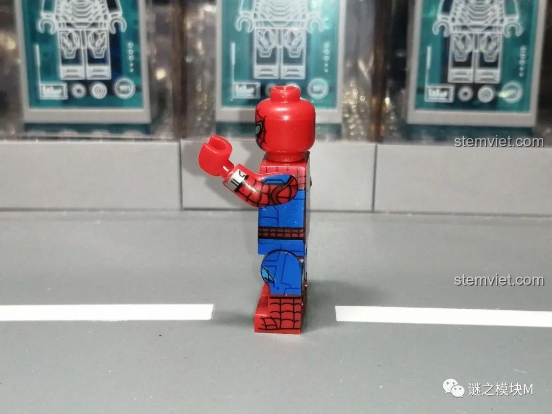 Cận cảnh minifigure Zombie Star Lord trong bộ WM6132, cầm súng.