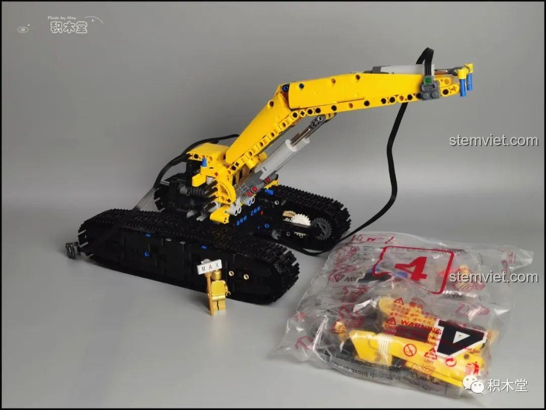 Cần cẩu của máy xúc Taigaole T4001 đã được gắn vào phần thân chính.