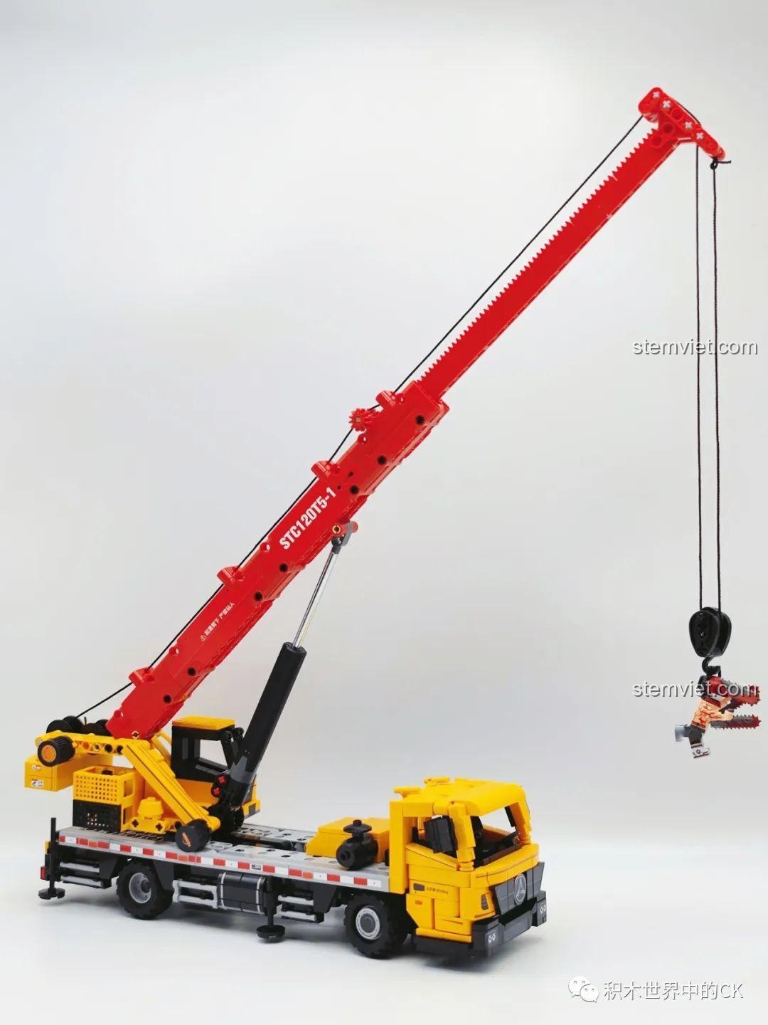 Mô hình Xe Cẩu Tải SANY STC120T5 với cần cẩu được vươn dài tối đa, thể hiện khả năng làm việc.