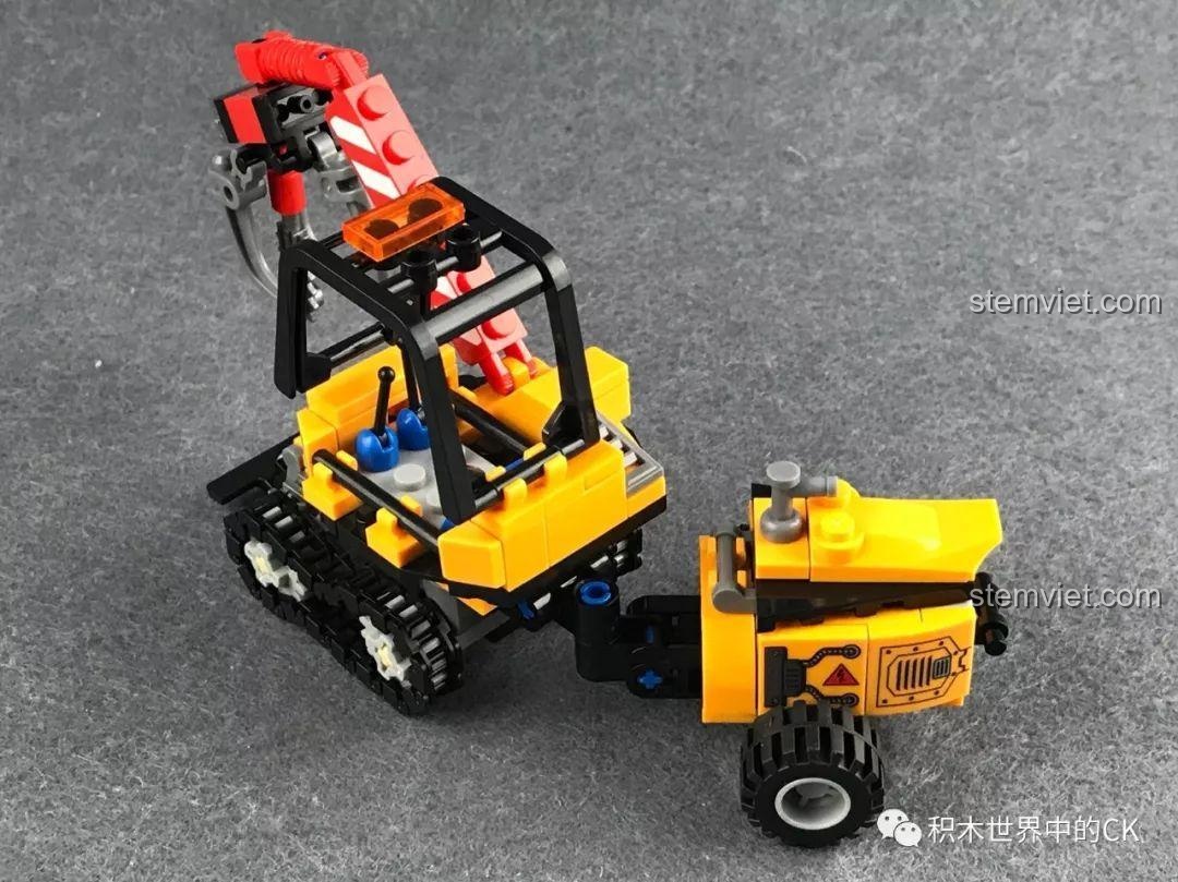 Cần cẩu của xe cứu hộ SEMBO 603015 đang ở vị trí hoạt động.