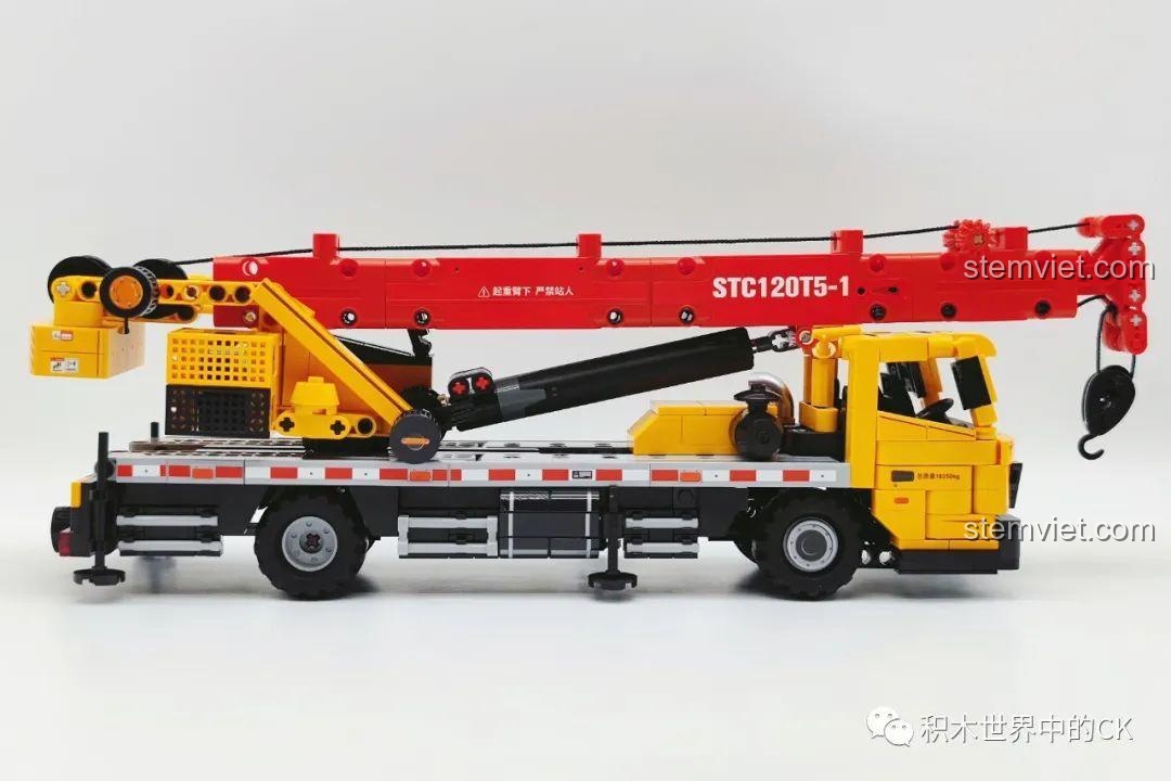 Mô hình Xe Cẩu Tải SANY STC120T5 với cần cẩu được xoay ngang, thể hiện tính linh hoạt.