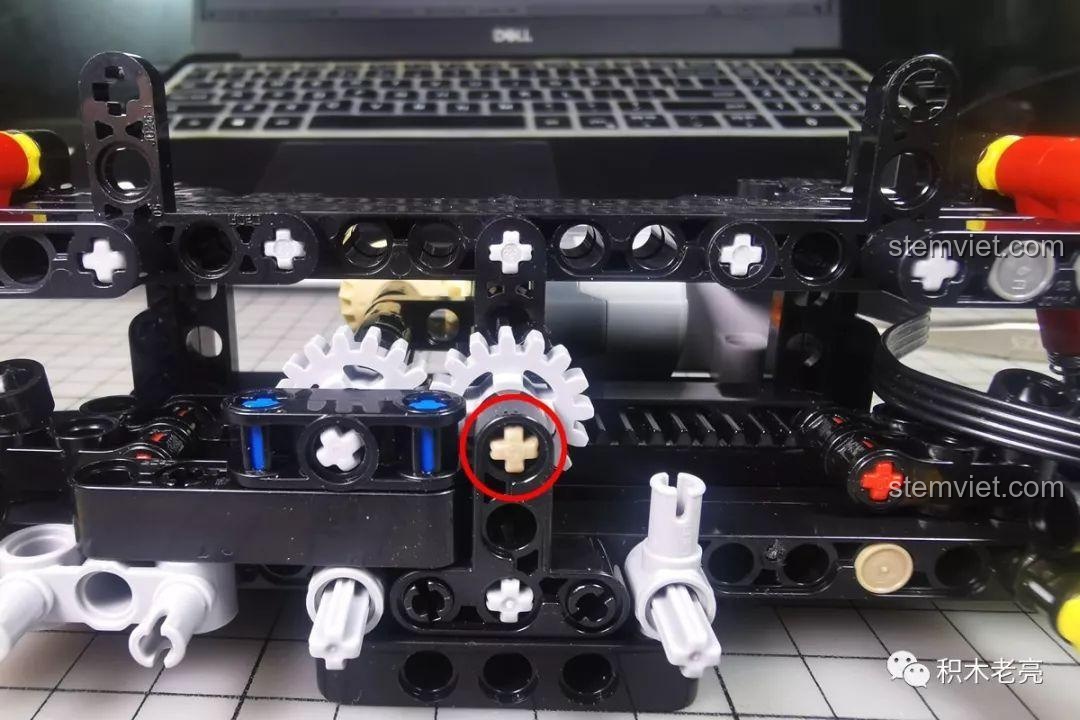 Cận cảnh bánh răng và trục chữ thập cần được căn chỉnh thẳng hàng trong bộ lắp ráp Lamborghini Aventador SVJ Roadster LZ2101. Mẹo lắp ráp Lezhuang LZ2101.