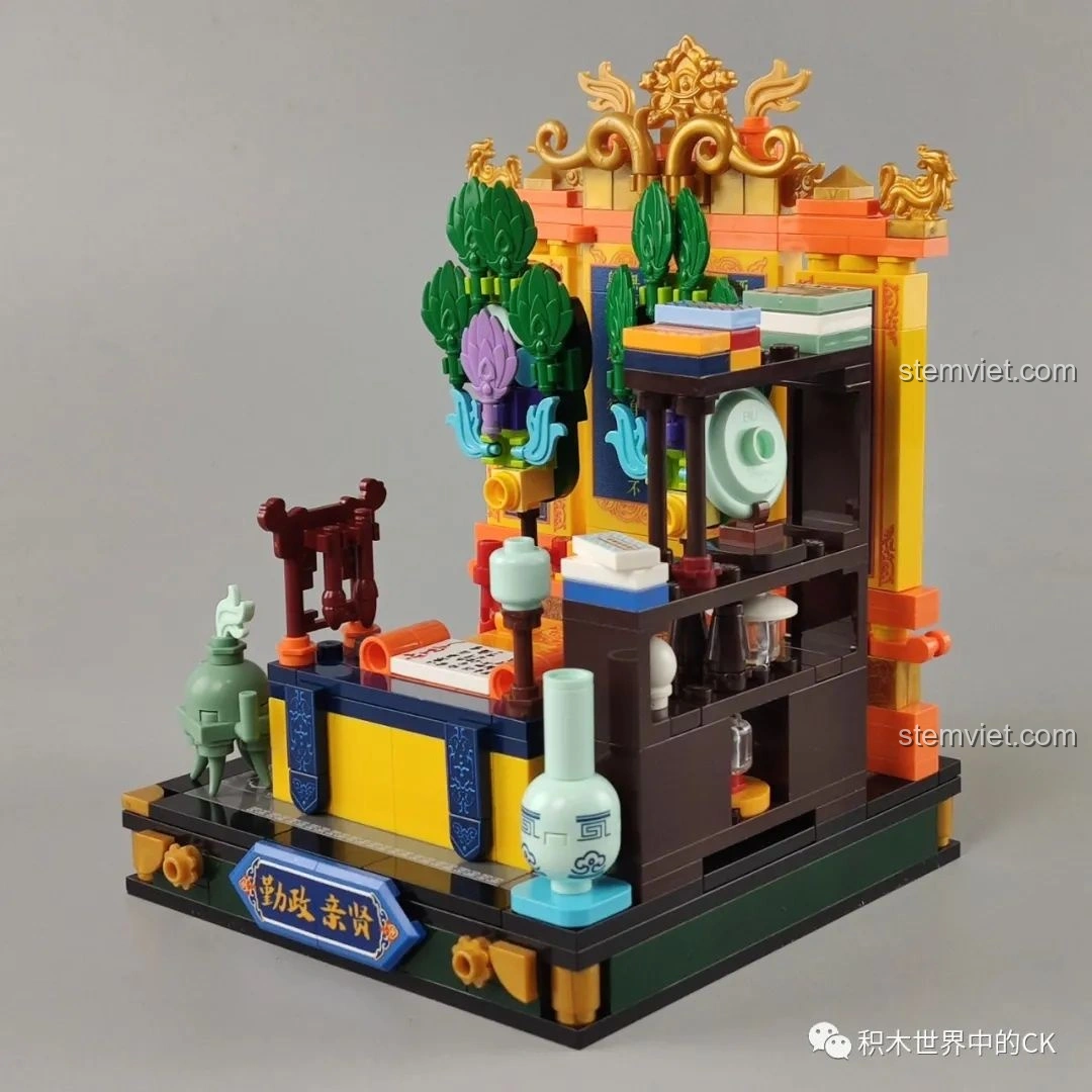 Góc nhìn nghiêng mô hình Keeppley K10143 Cần Chính Thân Hiền, thể hiện chiều sâu và cấu trúc phức tạp.