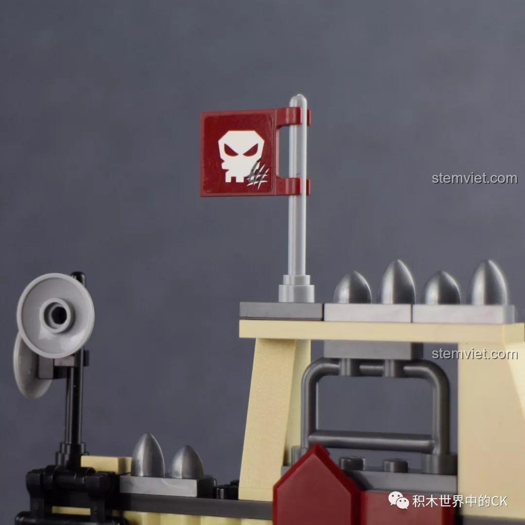 Chi tiết cầu treo của căn cứ phản diện trong bộ đồ chơi Qman 3209 Xe Bọc Thép Tấn Công ThunderMission.