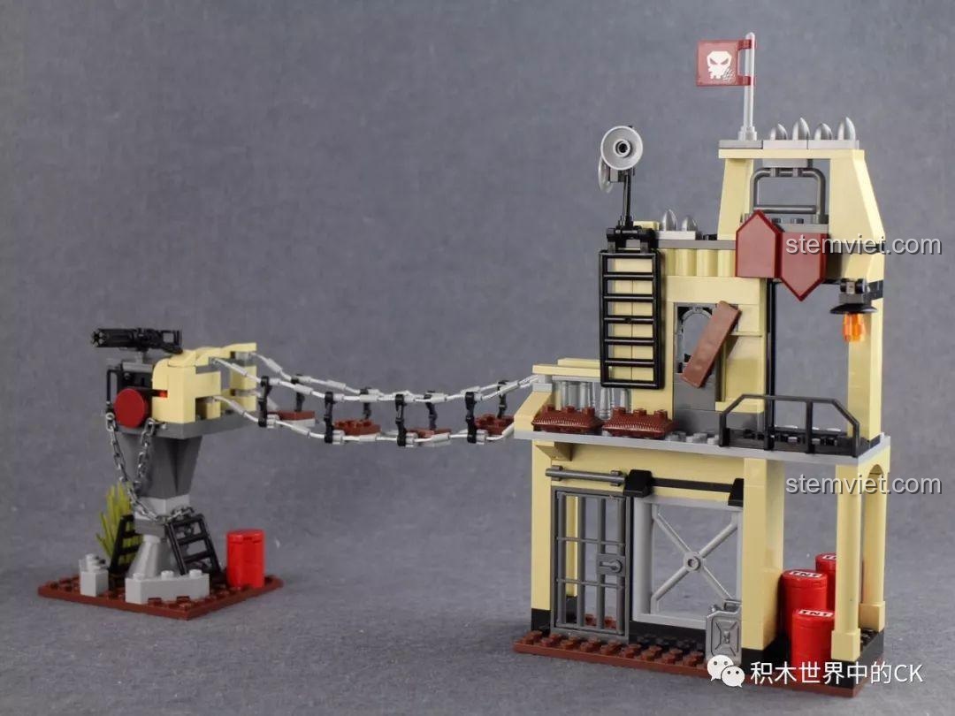 Căn cứ phản diện và cầu treo đang được lắp ráp trong bộ đồ chơi Qman 3209 Xe Bọc Thép Tấn Công ThunderMission.