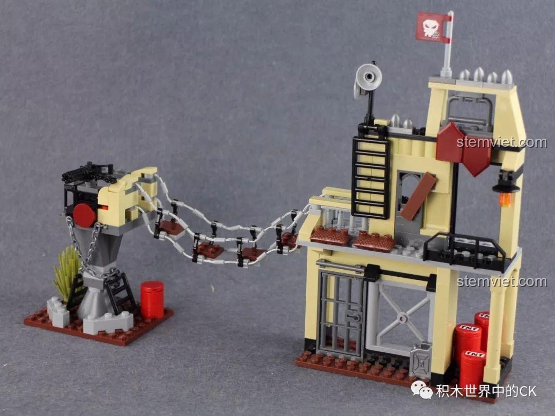 Góc nhìn khác của căn cứ phản diện trong bộ lắp ráp Qman 3209 Xe Bọc Thép Tấn Công ThunderMission.