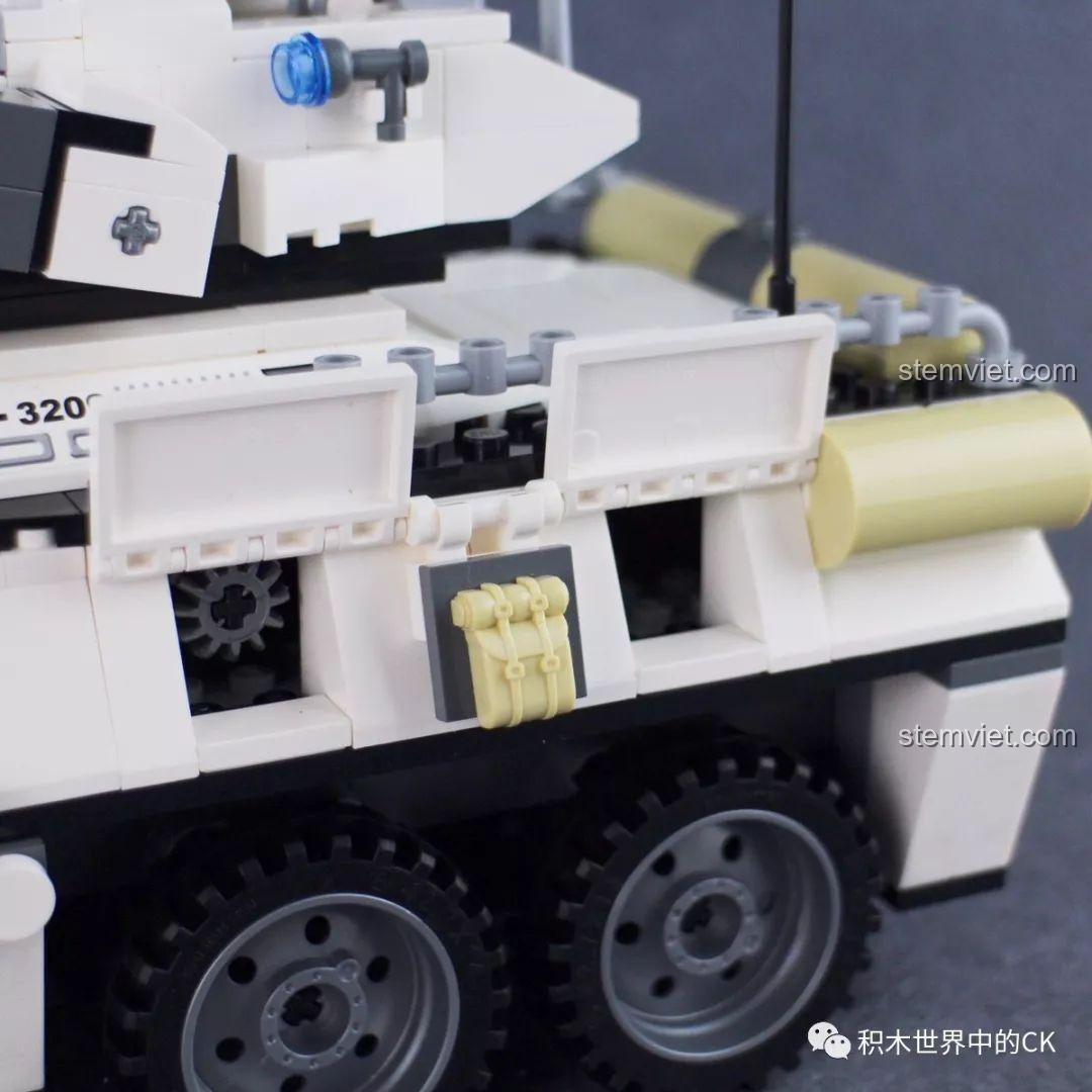 Căn cứ phản diện đã hoàn thiện trong bộ đồ chơi lắp ráp Qman 3209 Xe Bọc Thép Tấn Công ThunderMission, với cầu treo và tháp canh.