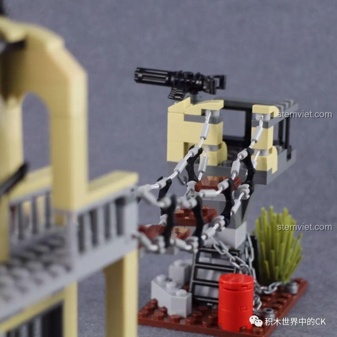 Cận cảnh khẩu súng máy trên tháp canh của căn cứ phản diện trong bộ lắp ráp Qman 3209 Xe Bọc Thép Tấn Công ThunderMission.
