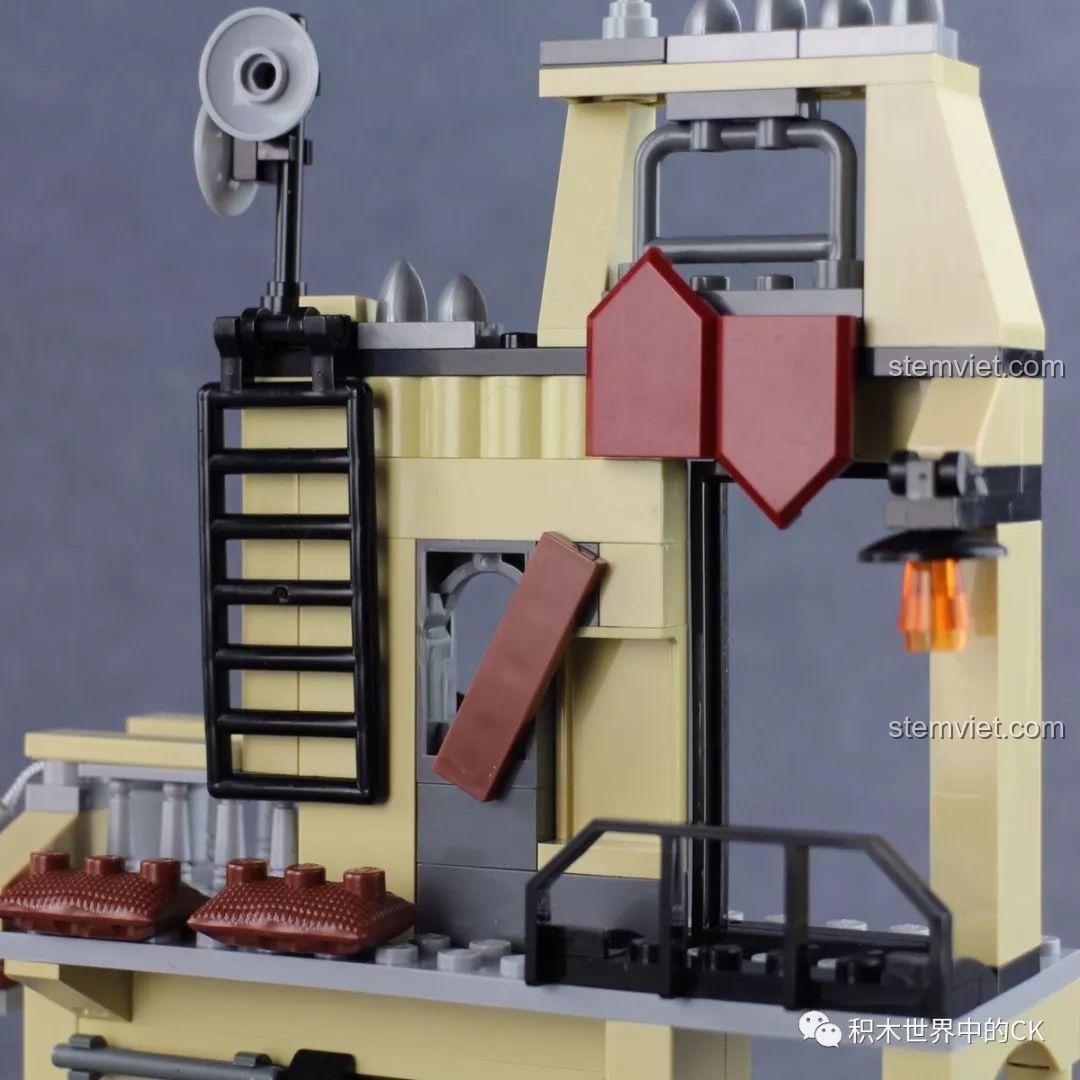 Khẩu súng shotgun được giấu sau cửa sổ của căn cứ phản diện trong bộ đồ chơi Qman 3209 Xe Bọc Thép Tấn Công ThunderMission.